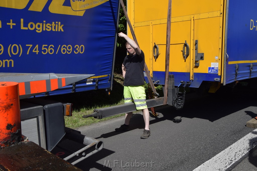 LKW in Boeschung A 3 Rich Frankfurt Hoehe Roesrath Lohmar P128.JPG - Miklos Laubert